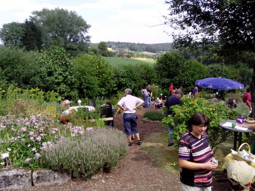 Besucher im Kräutergarten